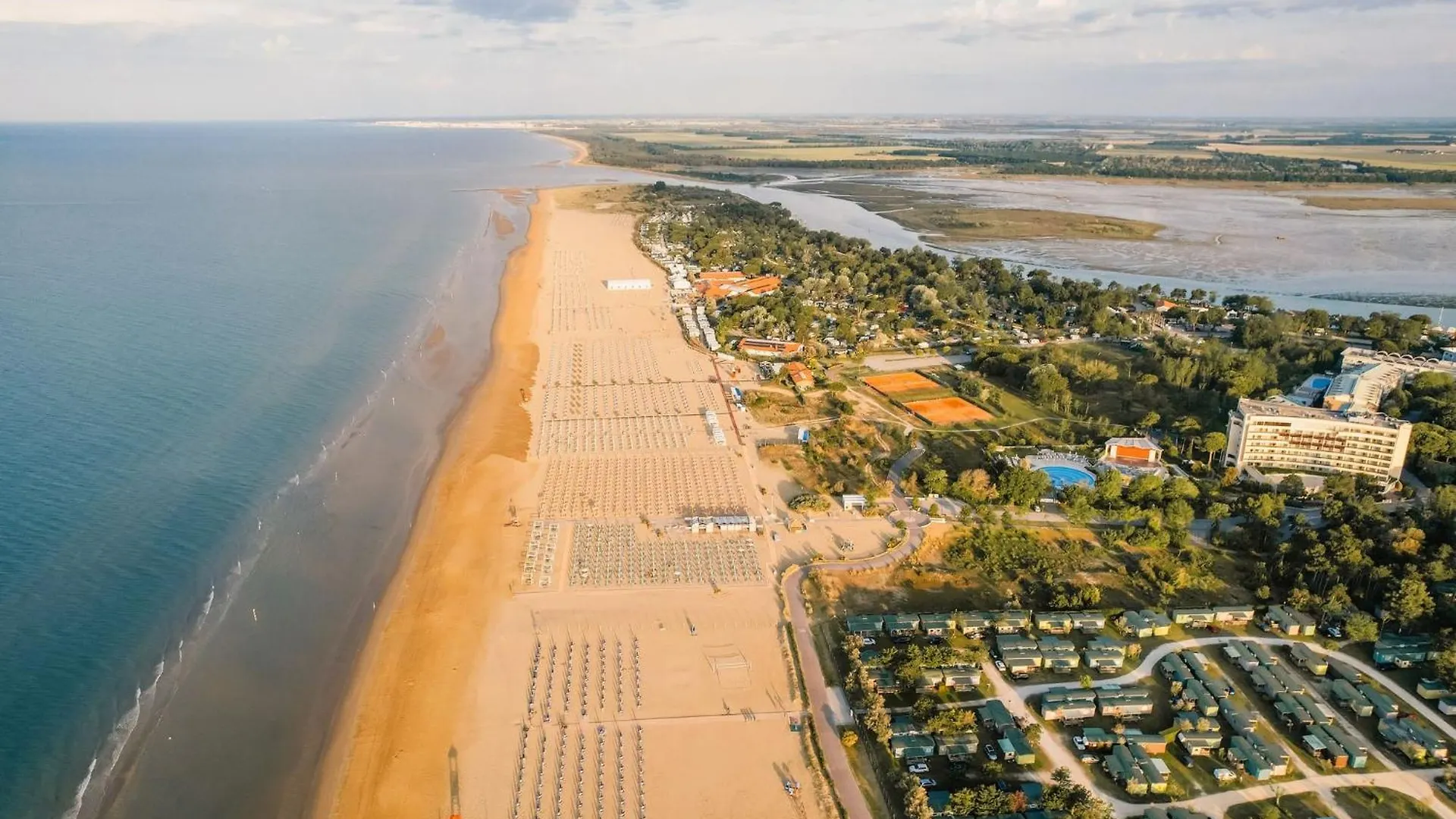 Delightful Flat In A Village With Swimming Pool Bibione Italië